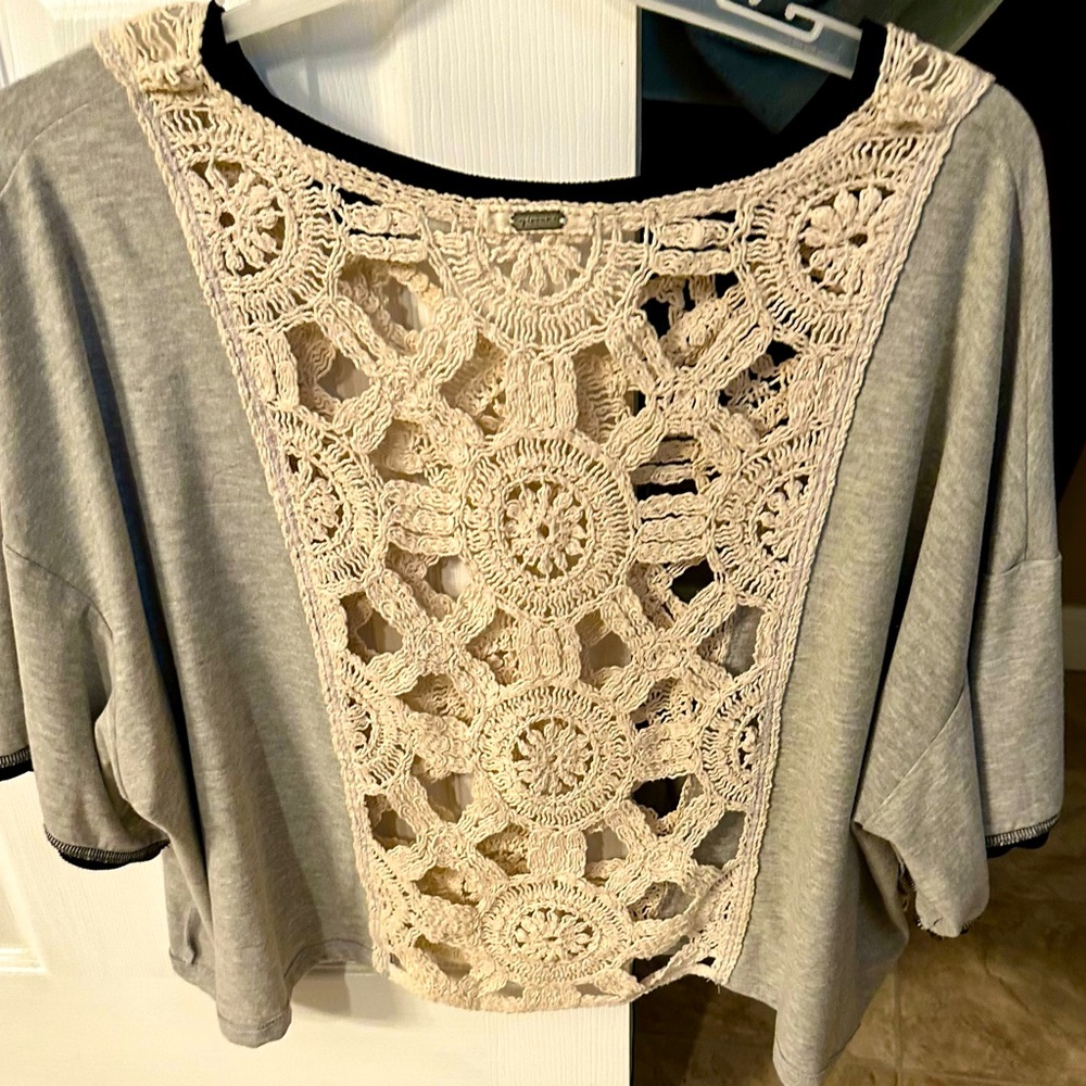 Very cute top from Buckle. Never worn size L/XL